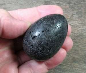 भारत के किस जगह पर अंडा देने वाला पत्थर स्थित है ?